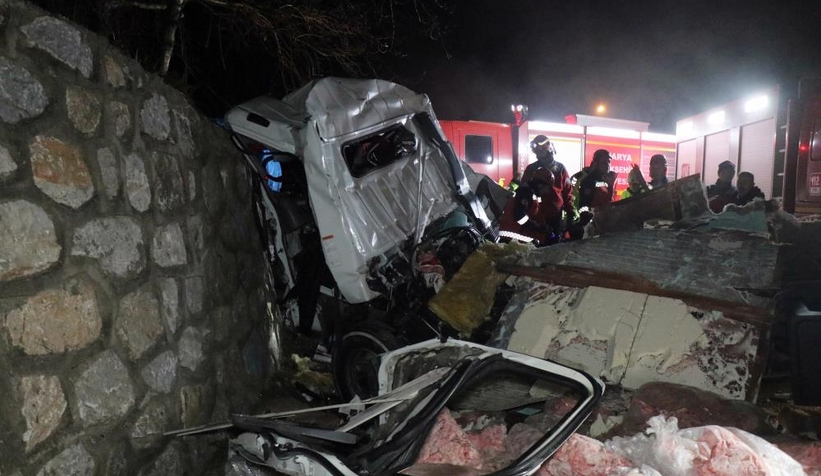 Et yüklü kamyon kağıt gibi ezildi: 1’i ağır, 2 yaralı