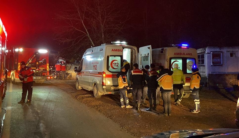 Et yüklü kamyon kağıt gibi ezildi: 1’i ağır, 2 yaralı