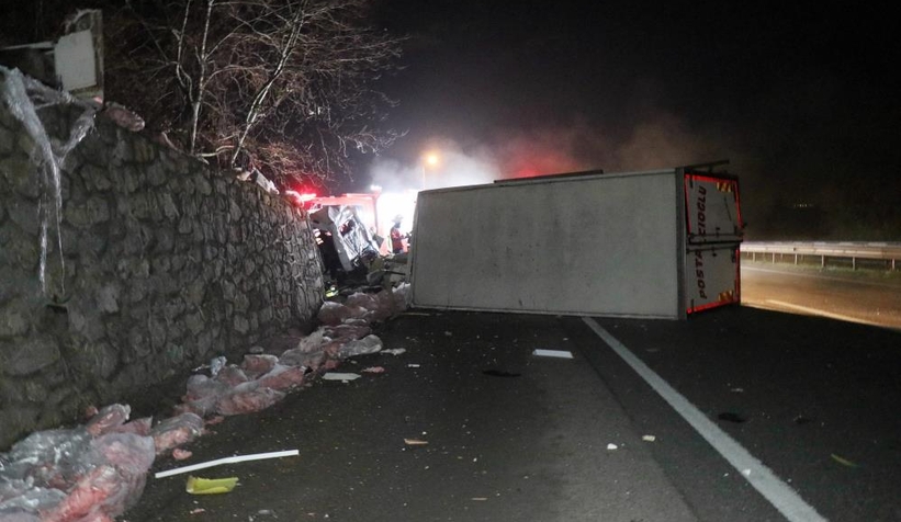 Et yüklü kamyon kağıt gibi ezildi: 1’i ağır, 2 yaralı