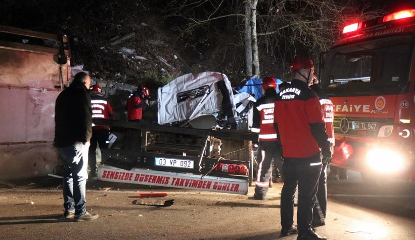 Et yüklü kamyon kağıt gibi ezildi: 1’i ağır, 2 yaralı