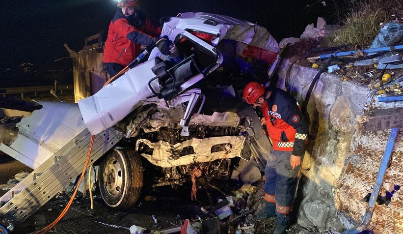 Et yüklü kamyon kağıt gibi ezildi: 1’i ağır, 2 yaralı