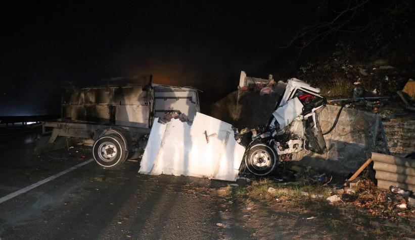 Et yüklü kamyon kağıt gibi ezildi: 1’i ağır, 2 yaralı