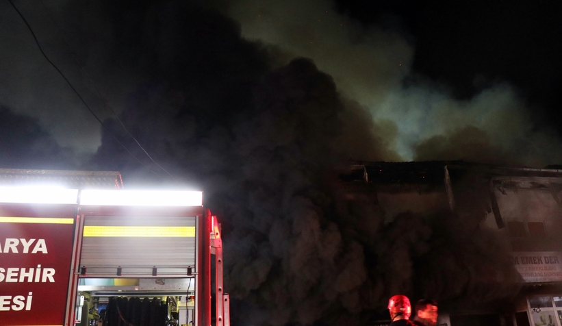 Ev alev alev yandı; Mahalle sokağa döküldü