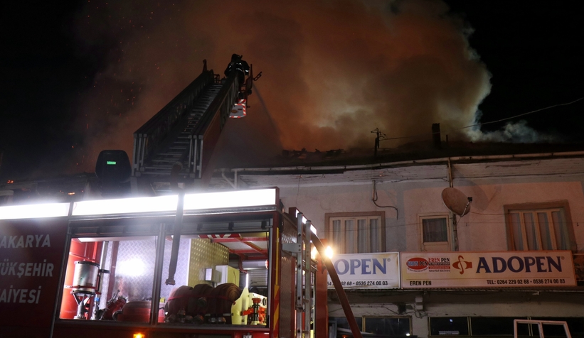 Ev alev alev yandı; Mahalle sokağa döküldü