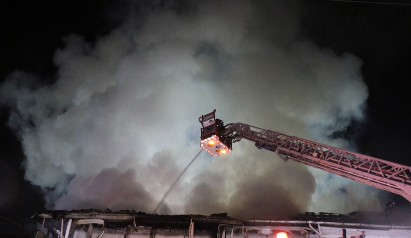 Ev alev alev yandı; Mahalle sokağa döküldü