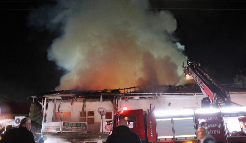 Ev alev alev yandı; Mahalle sokağa döküldü