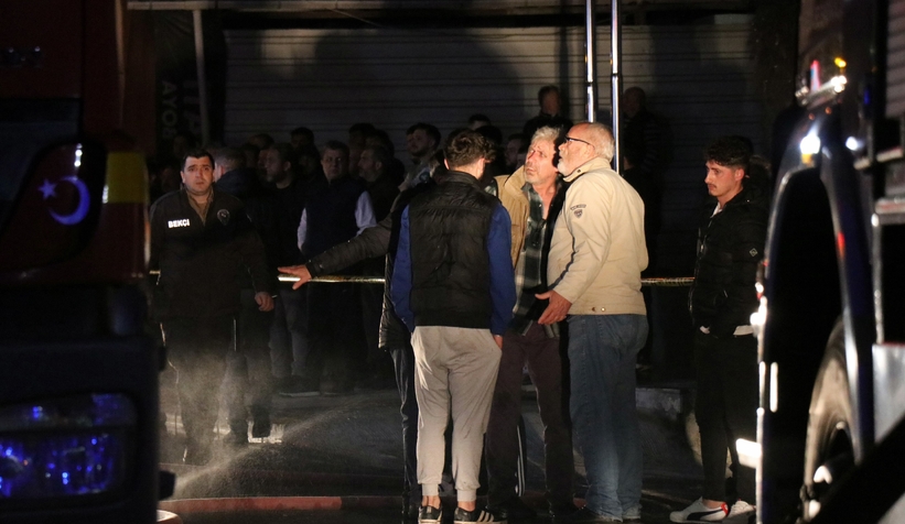 Ev alev alev yandı; Mahalle sokağa döküldü