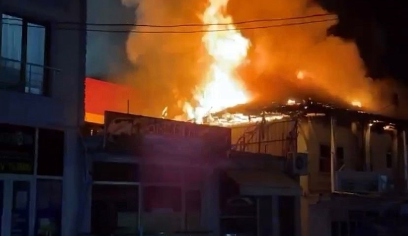 Ev alev alev yandı; Mahalle sokağa döküldü