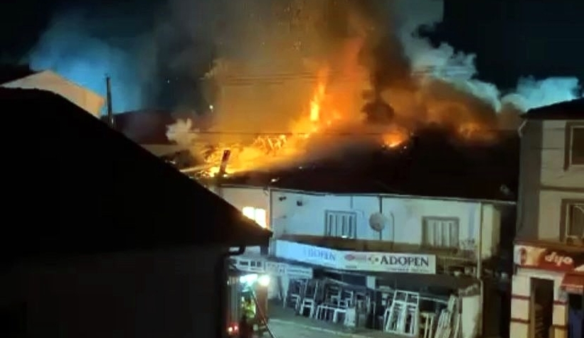 Ev alev alev yandı; Mahalle sokağa döküldü