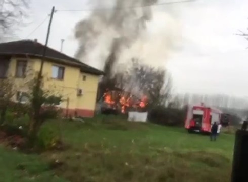 Ev alevlere teslim oldu