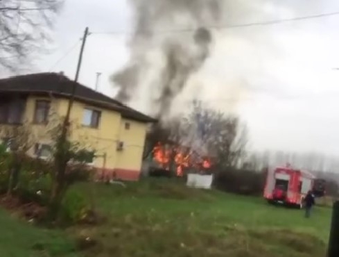 Ev alevlere teslim oldu