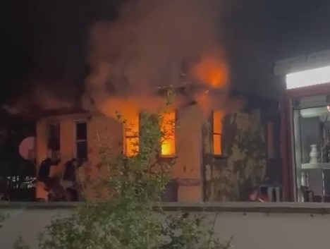 Ev alevlere teslim oldu