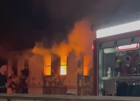 Ev alevlere teslim oldu