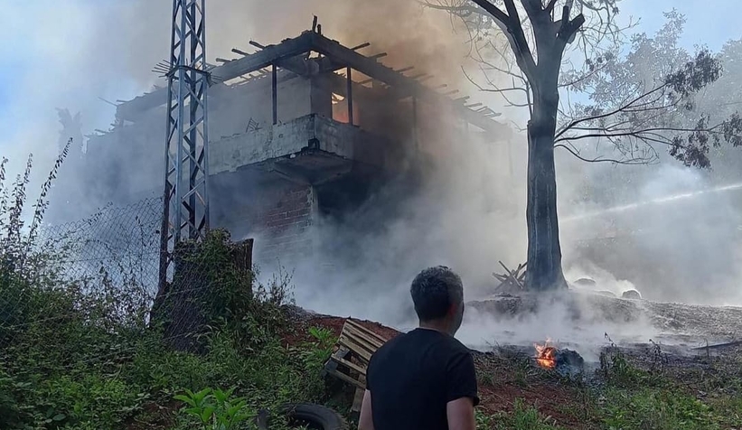 Ev alevlere teslim oldu