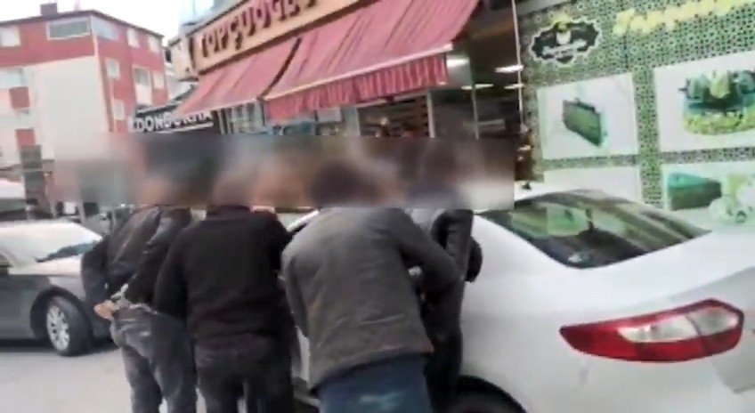 Ev arkadaşlarını boğdukları iple bağlayarak dereye attılar