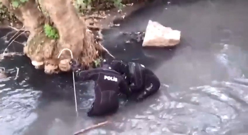 Ev arkadaşlarını boğdukları iple bağlayarak dereye attılar