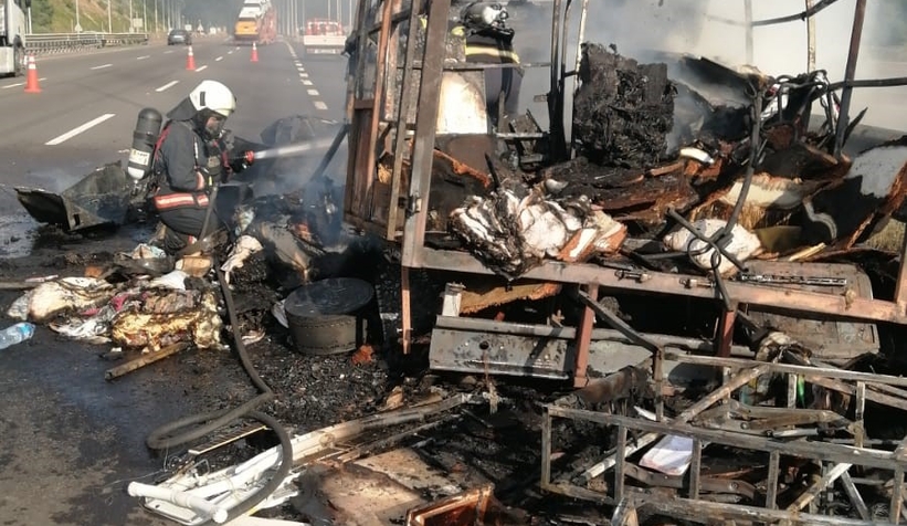 Ev eşyası taşıyan nakliye kamyonu küle döndü