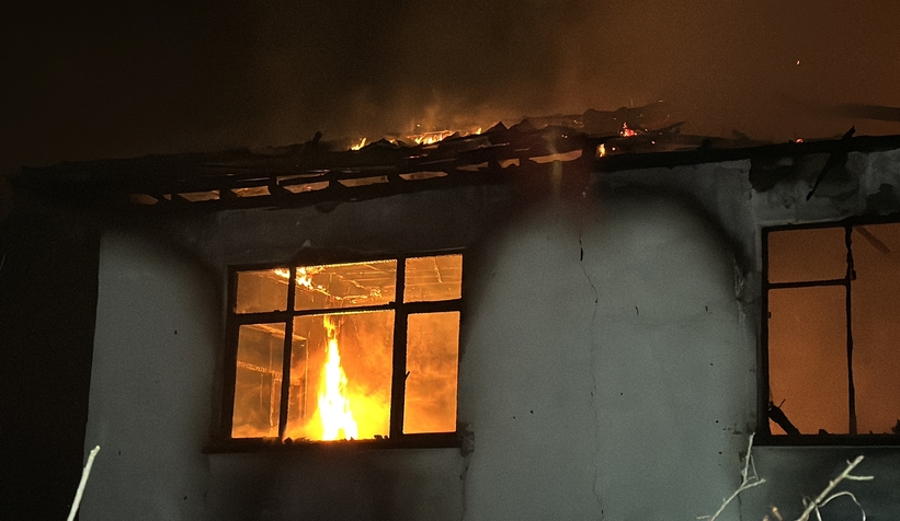 Ev yangını 4 saatte kontrol altına alındı