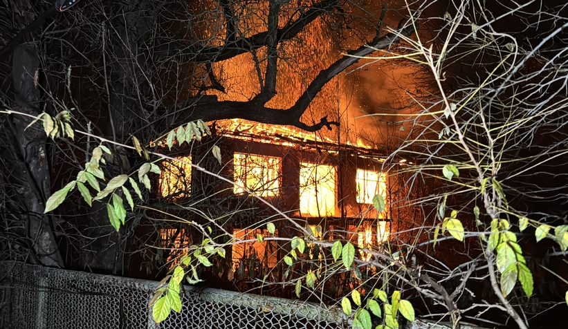 Ev yangını 4 saatte kontrol altına alındı