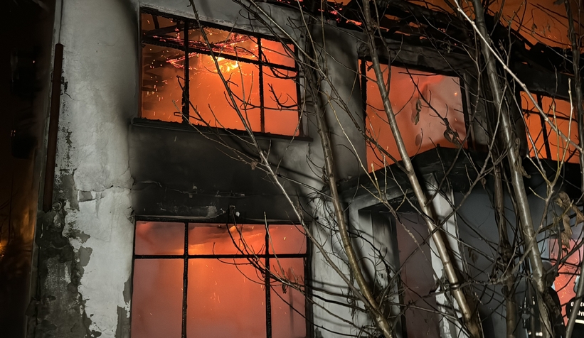 Ev yangını 4 saatte kontrol altına alındı