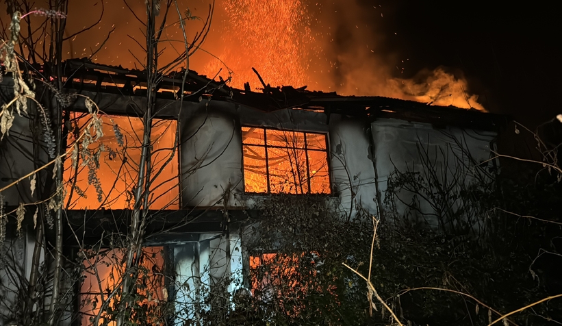 Ev yangını 4 saatte kontrol altına alındı