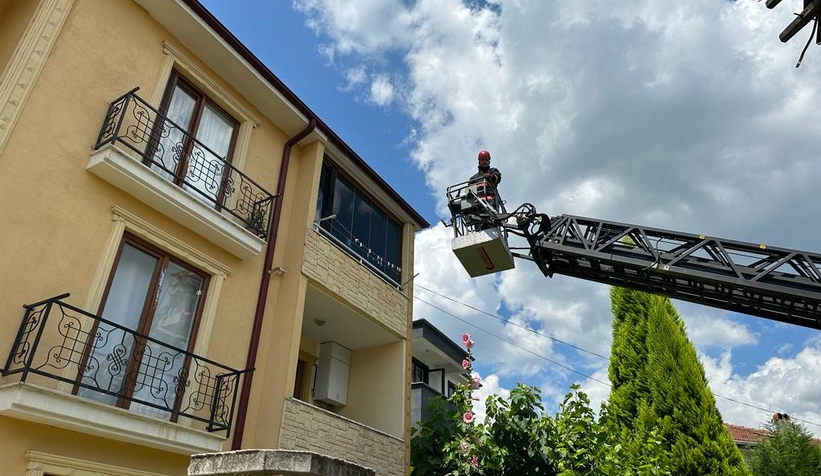 Evde mahsur kalan çocuğu itfaiye kurtardı