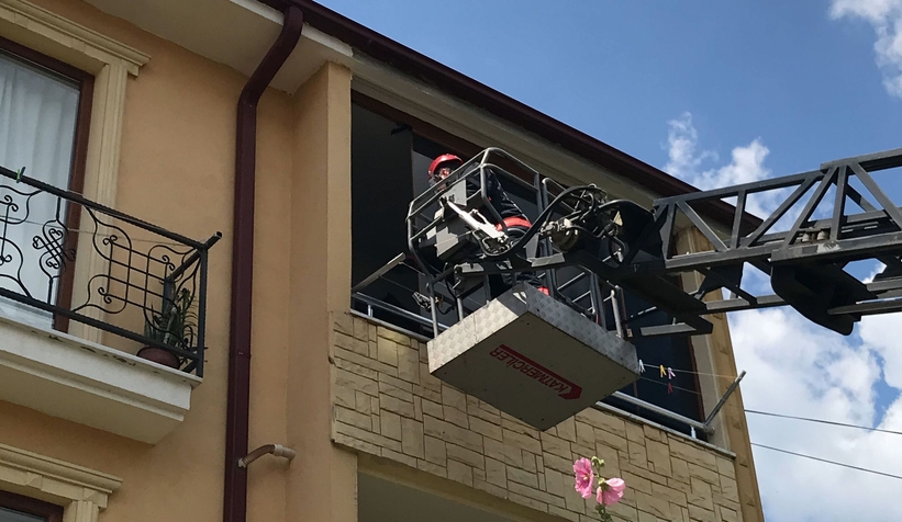 Evde mahsur kalan çocuğu itfaiye kurtardı