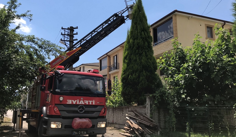 Evde mahsur kalan çocuğu itfaiye kurtardı