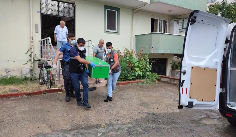 Eve giren komşuları cesedini buldu