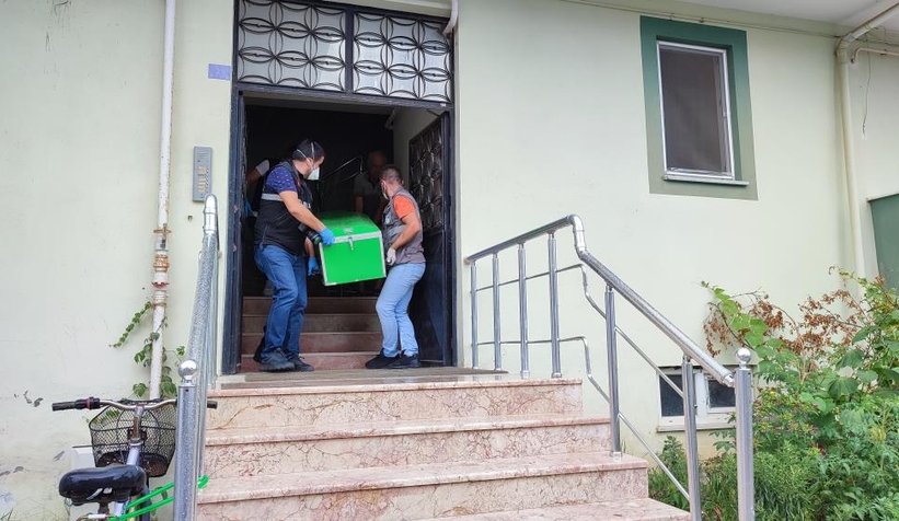 Eve giren komşuları cesedini buldu