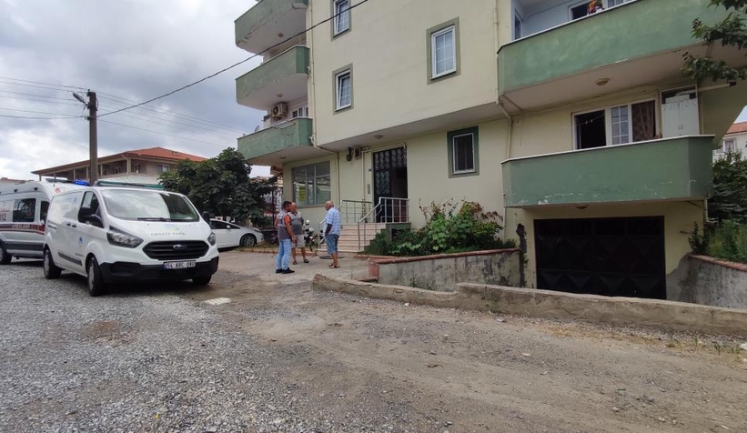 Eve giren komşuları cesedini buldu