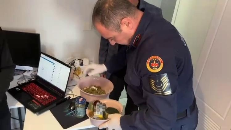 Evi uyuşturucu imalathanesine çevirmiş