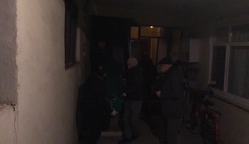 evinin-salonunda-olu-bulundumw13ddc5d1