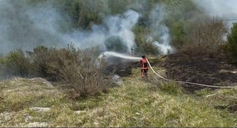 Evlere metreler kala söndürüldü