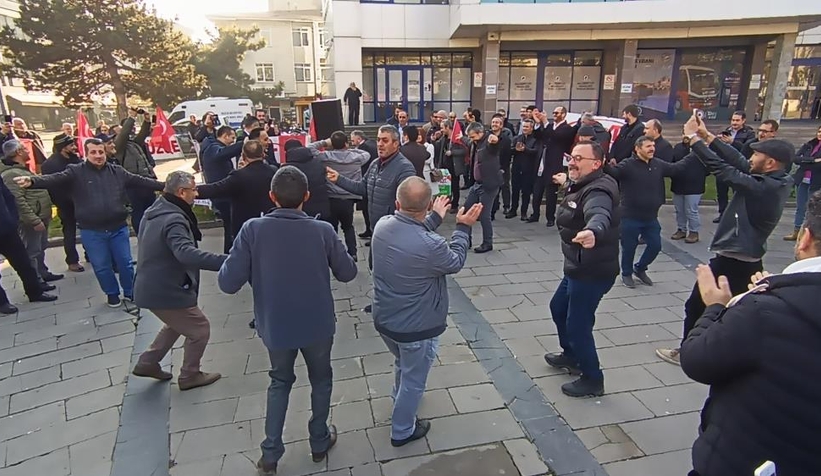 eytliler-gobek-atarak-kutladi-tabutu-parcaladinm5oughumt