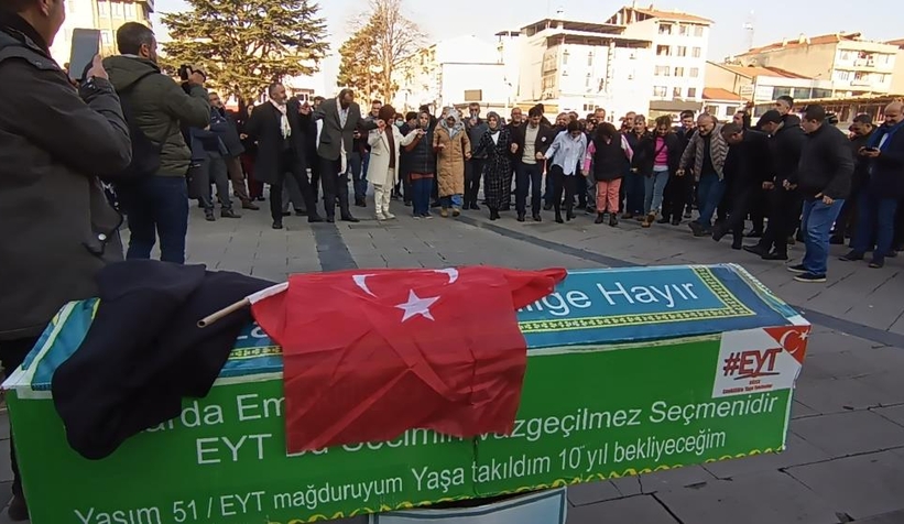 eytliler-gobek-atarak-kutladi-tabutu-parcaladinm5oughumt