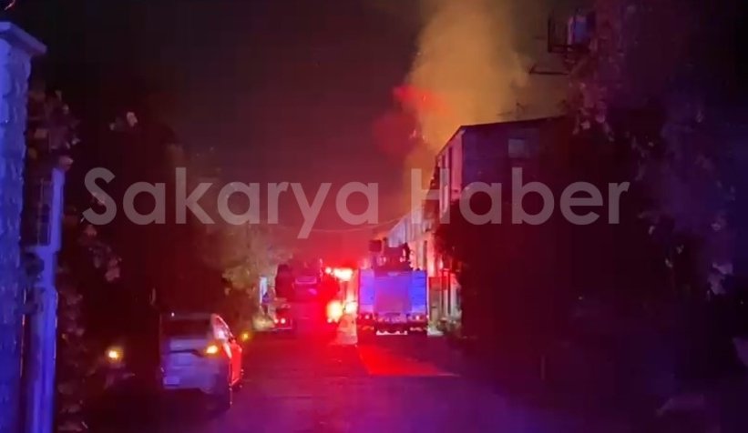 Ambalaj fabrikası alev alev yandı