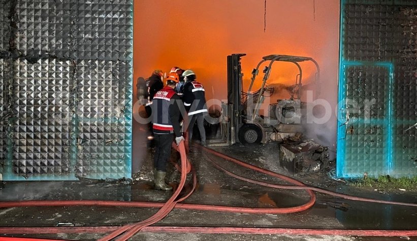 Ambalaj fabrikası alev alev yandı