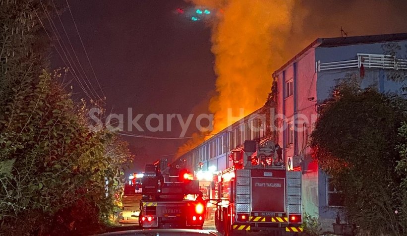 Ambalaj fabrikası alev alev yandı