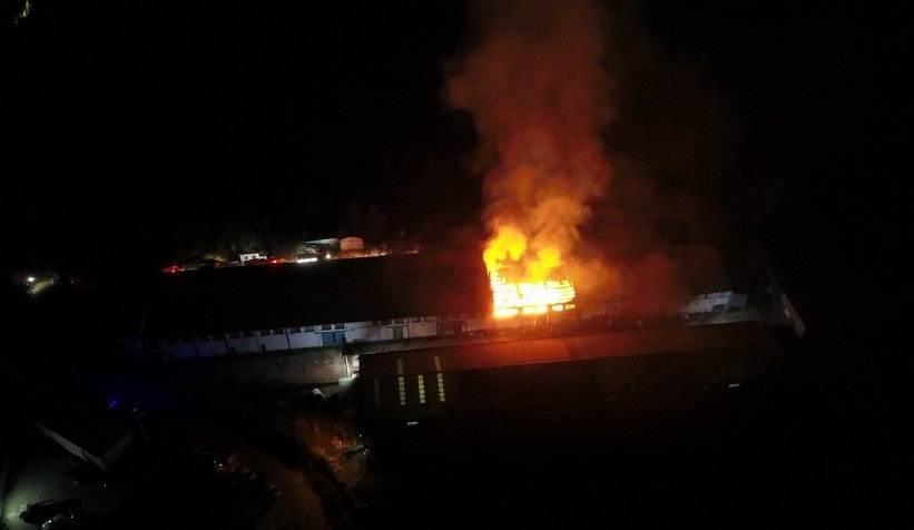 Ambalaj fabrikası alev alev yandı