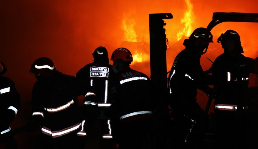 Ambalaj fabrikası alev alev yandı