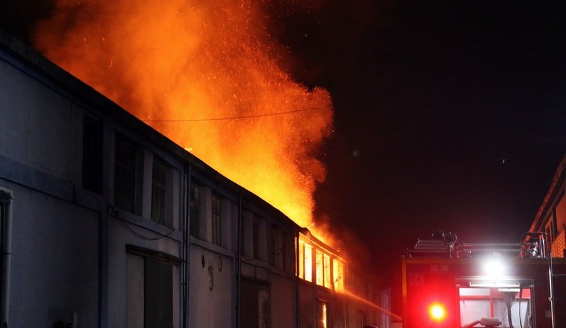 Ambalaj fabrikası alev alev yandı