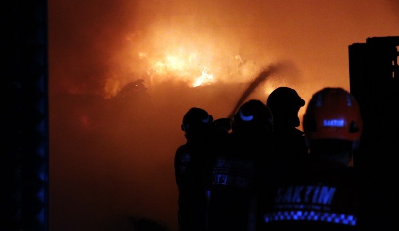 Ambalaj fabrikası alev alev yandı