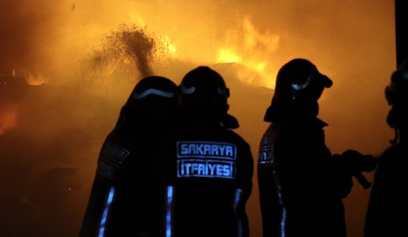 Ambalaj fabrikası alev alev yandı