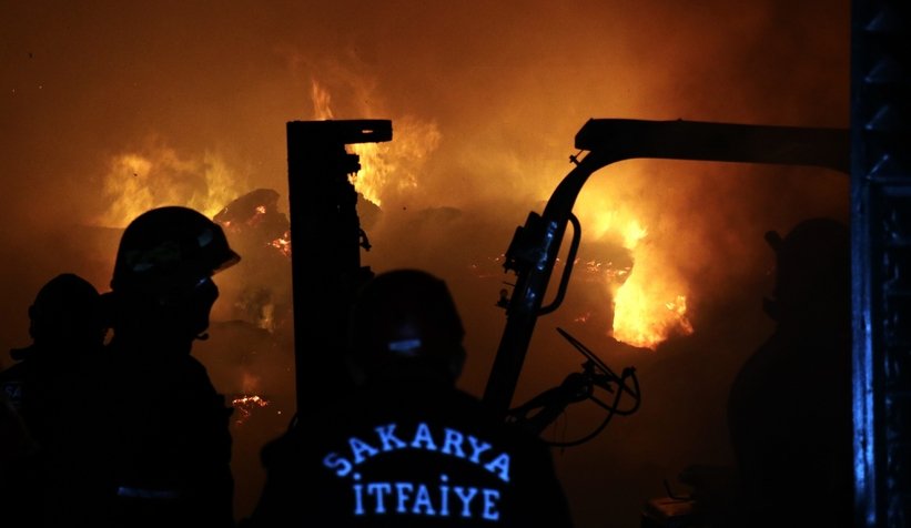 Ambalaj fabrikası alev alev yandı