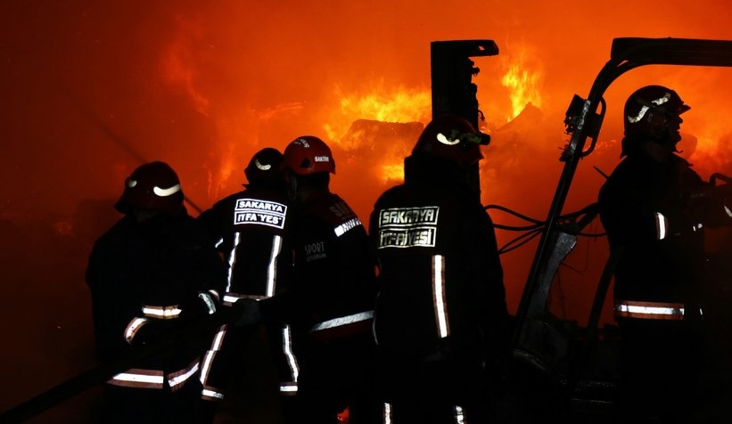 Ambalaj fabrikası alev alev yandı