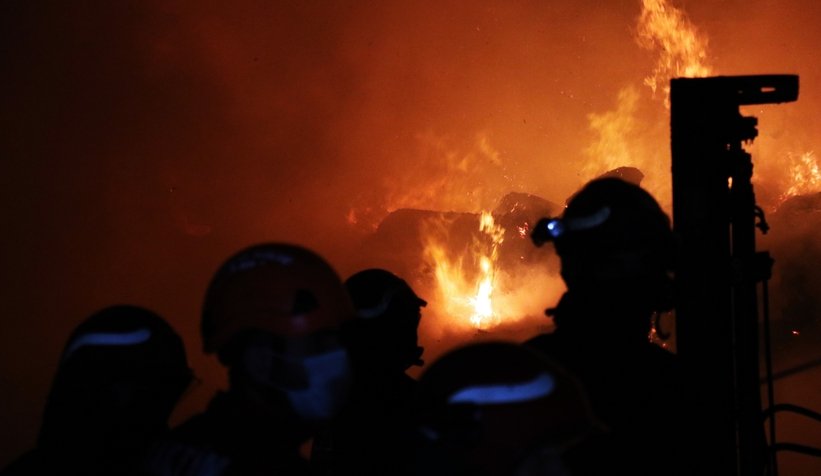 Ambalaj fabrikası alev alev yandı