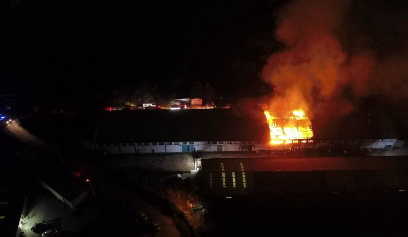 Ambalaj fabrikası alev alev yandı