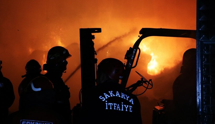 Ambalaj fabrikası alev alev yandı