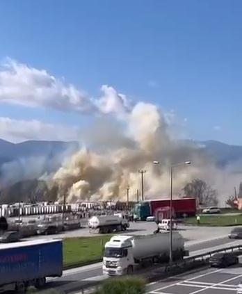 Fabrikada yangın; Yoğun duman D-100'ü sardı